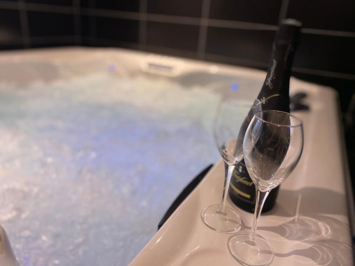 Apartmán Escapade Romantique - Jacuzzi Et Parking Prive - 002 Rouen Exteriér fotografie