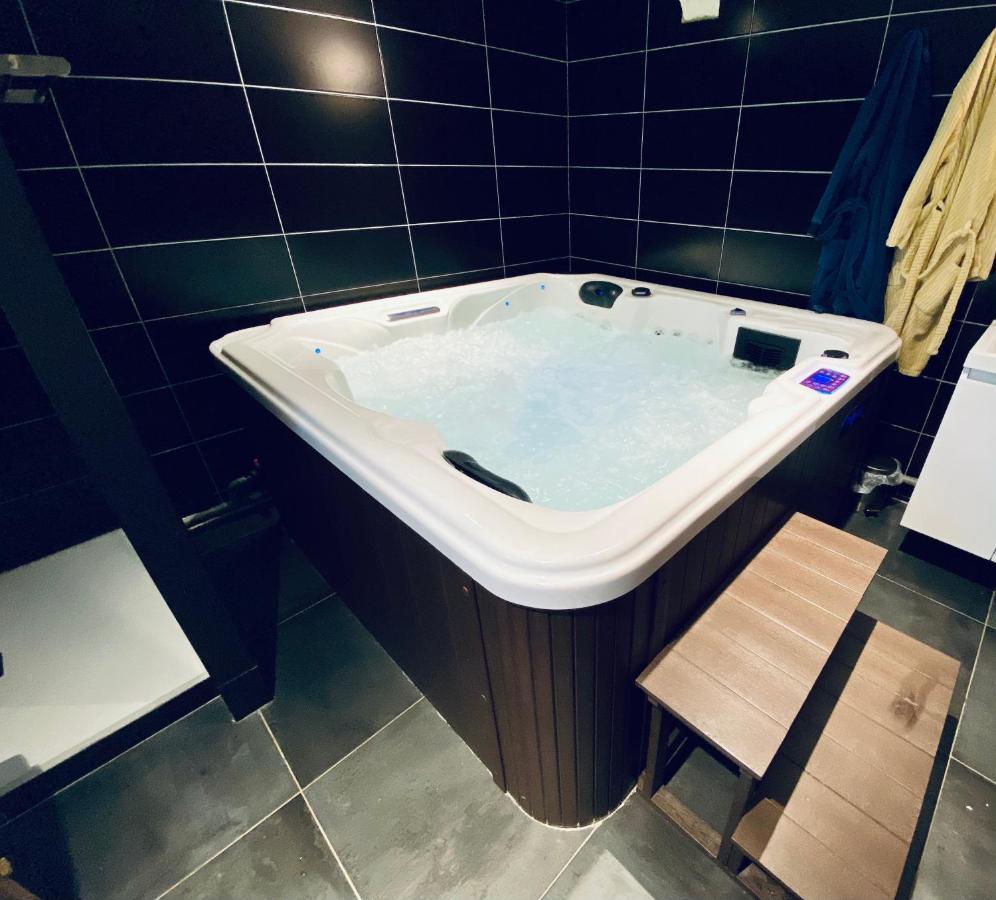 Apartmán Escapade Romantique - Jacuzzi Et Parking Prive - 002 Rouen Exteriér fotografie