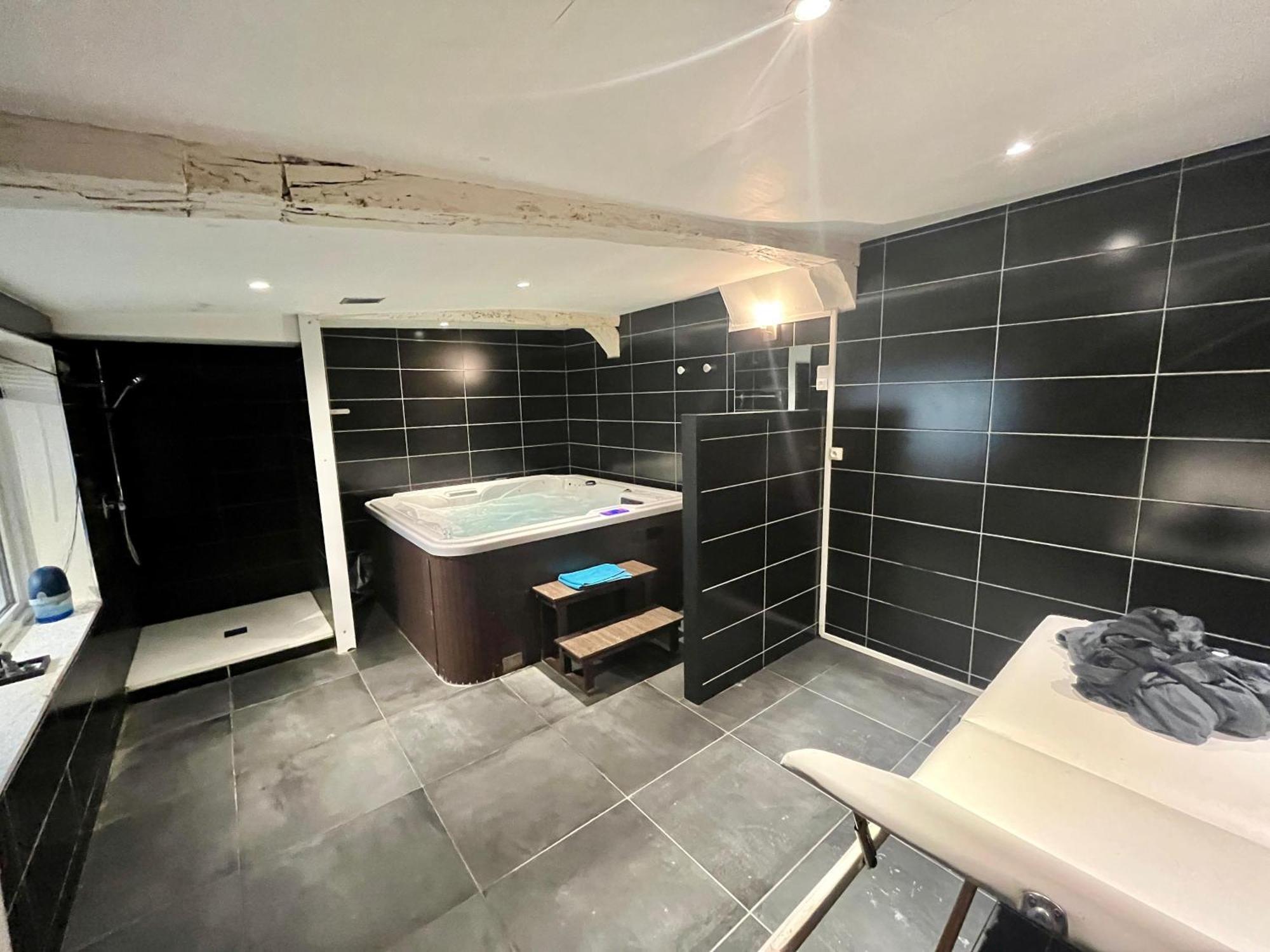 Apartmán Escapade Romantique - Jacuzzi Et Parking Prive - 002 Rouen Exteriér fotografie