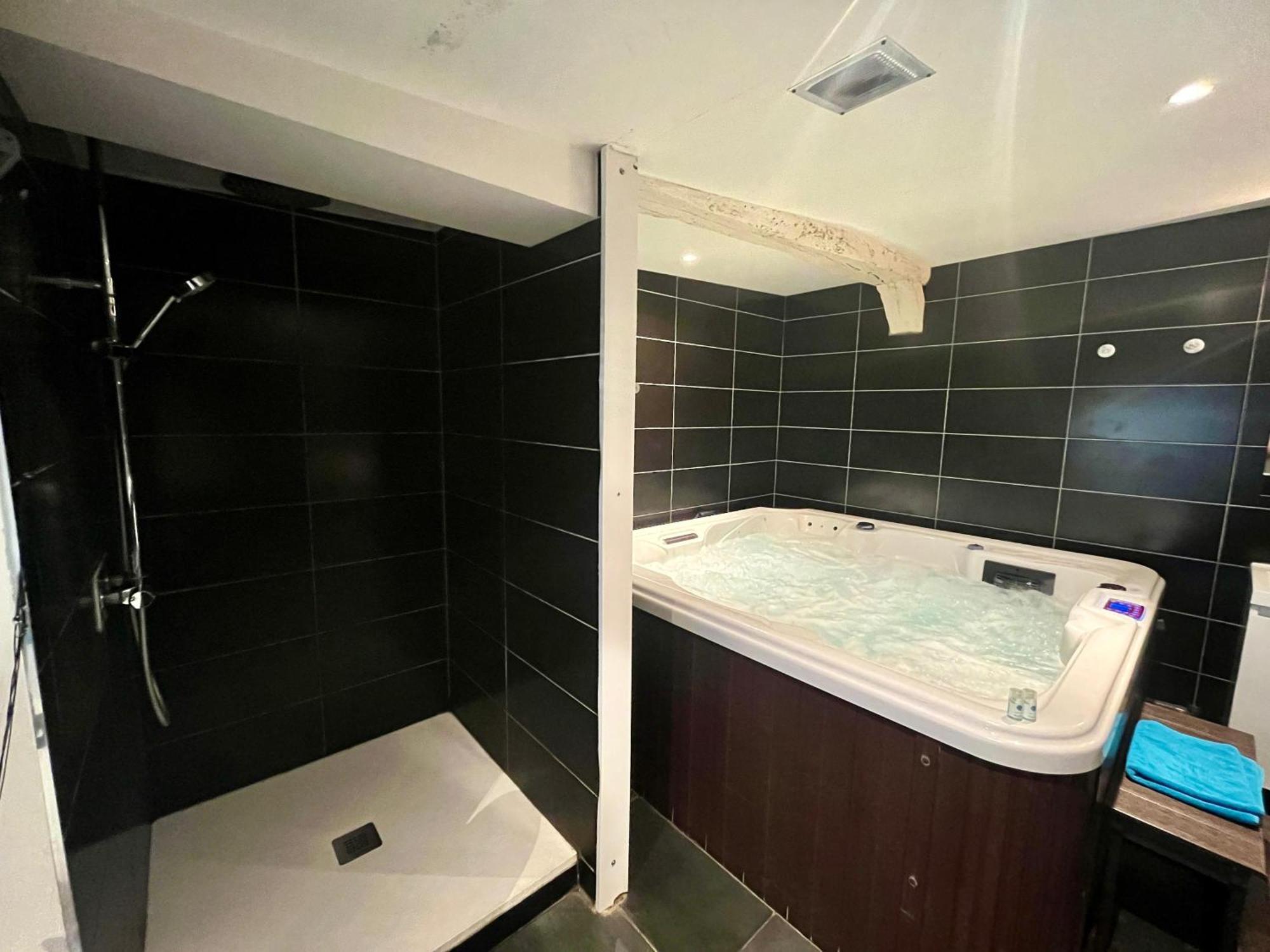 Apartmán Escapade Romantique - Jacuzzi Et Parking Prive - 002 Rouen Exteriér fotografie